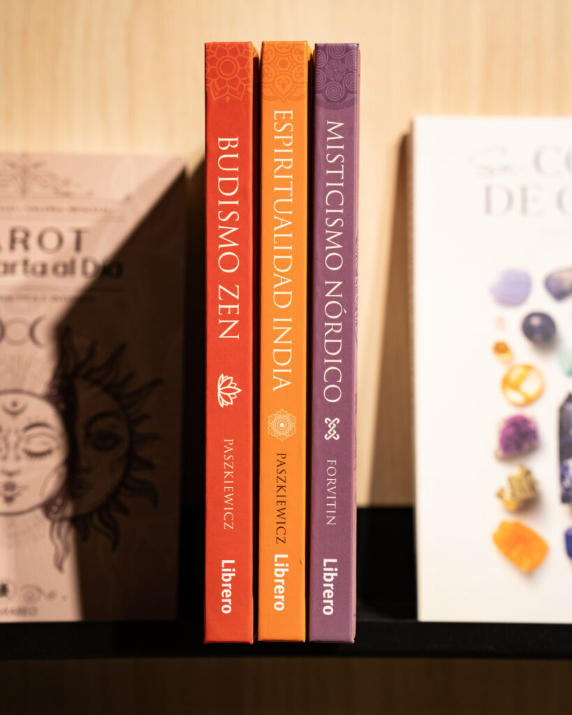 Libros de Grupal Distribuidora en una librería
